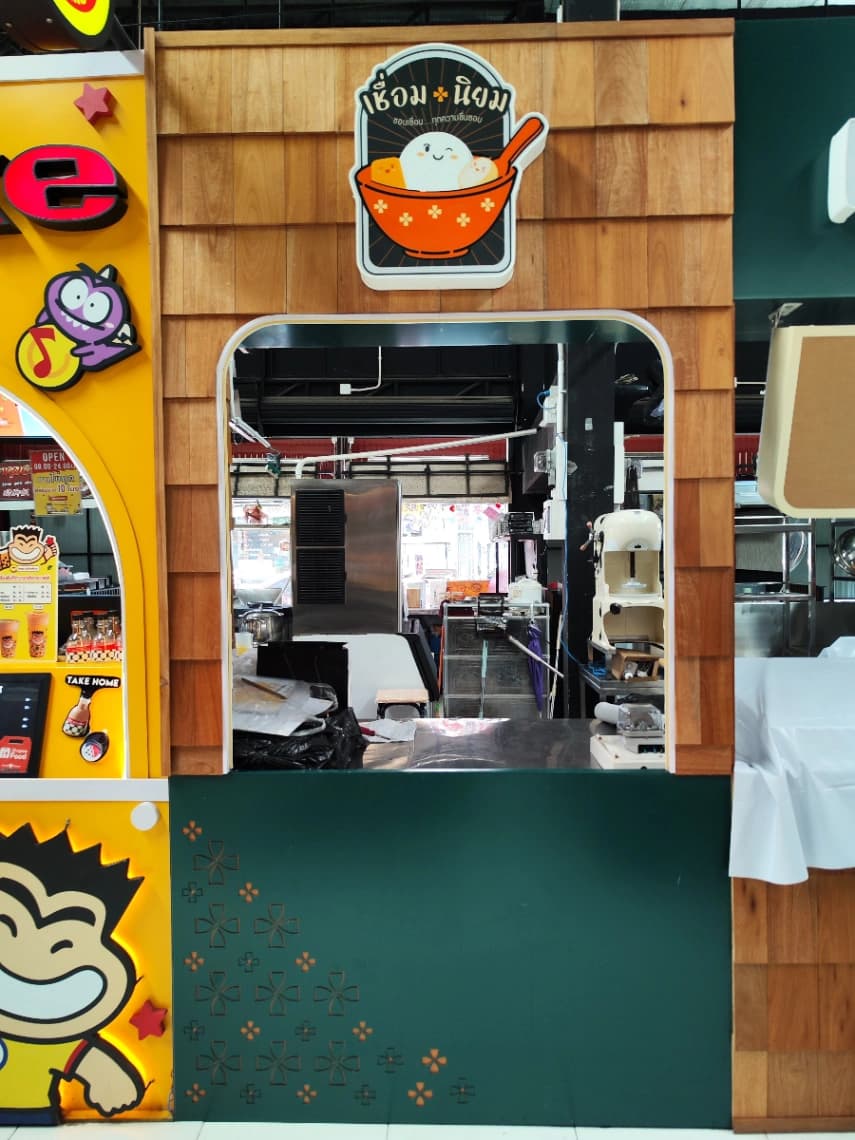 เปลี่ยนหน้าเคาน์เตอร์ร้านขนมหวานให้ดูอบอุ่น ด้วยงานปิดผิวไม้ตะเคียนทรายอบแห้ง - ภาพที่ 3